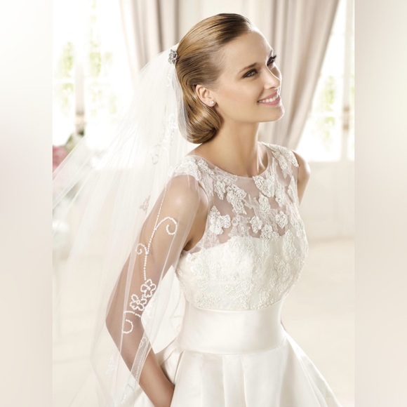 Like New Spanish Designer Pronovias Dalia Duchess Satin Wedding Dress - size 8 - Picture 4 of 5